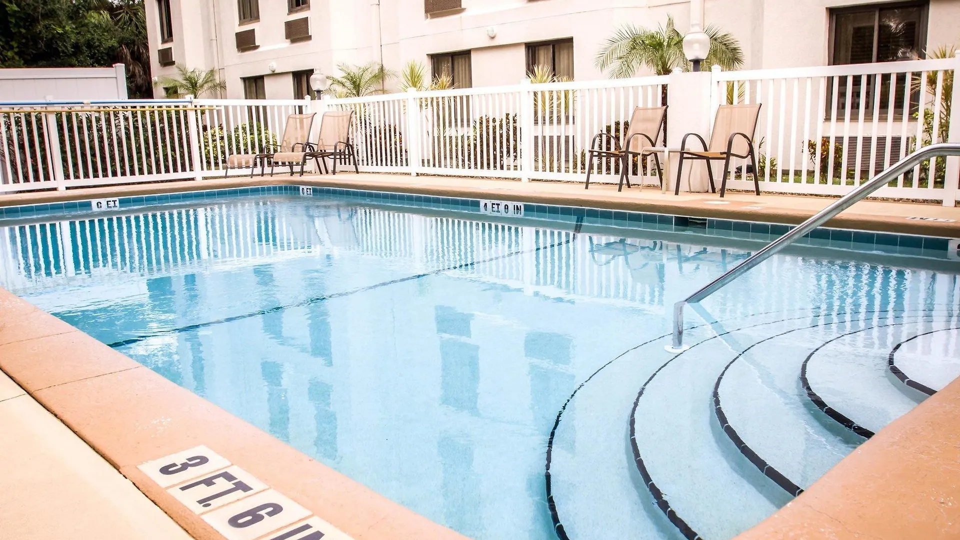 Sleep Inn Sarasota North 2*,
